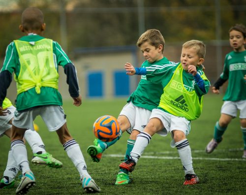 Kinder F-Jugend spielen Fußball
