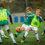 Kinder F-Jugend spielen Fußball