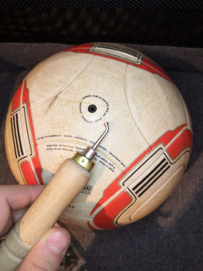 Comment remplacer une valve de ballon de foot Ball One Comment remplacer une valve de ballon de foot Ball One